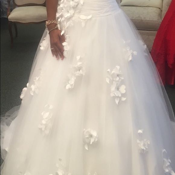 Wedding dress - Picture 3 of 5